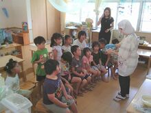 職員に注目するこどもたちの写真