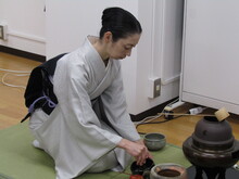 お茶を点てている先生