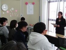 終了式に参加する児童・生徒たち