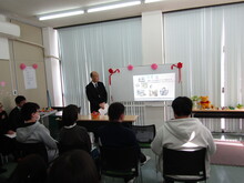 ホワイトボードの投影に注目する児童・生徒たち