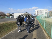 交流会へ向かう人々の写真