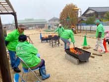 火をおこしてやきいもの準備をしている写真