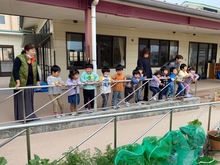 やきいもができる様子を見学している写真