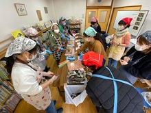 やきいもを食べやすい大きさに切っている写真