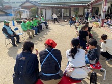 園庭でやきいもを食べている写真