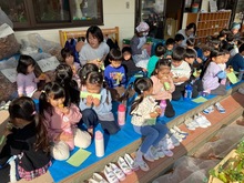 テラスでやきいもを食べている写真