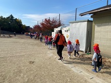 校庭を歩いている写真