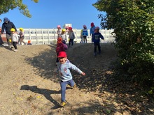 斜面を走り降りている写真