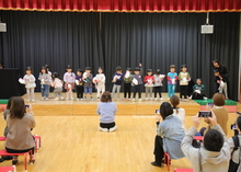 ステージで楽器を鳴らしている写真