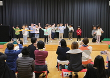 ステージでうたを歌っている写真