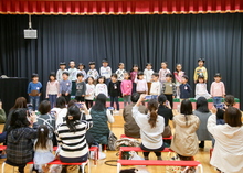 ステージでうたを歌っている写真