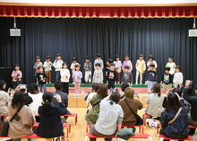 ステージで楽器を演奏している写真