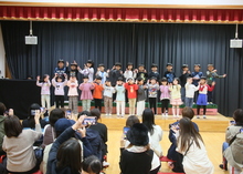 ステージで手話歌を歌っている写真