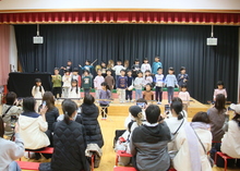 ステージで合奏をしている写真