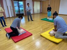 マットの上で救急活動をする職員の写真1