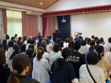 研修を聞く人々の写真