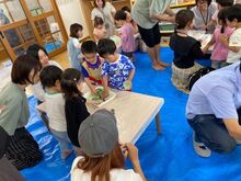 机の上で作業をするこどもたち1