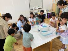 机の上で作業をするこどもたち2