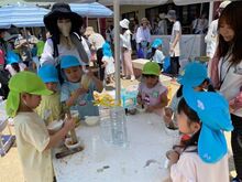 色水で作業をするこどもたち