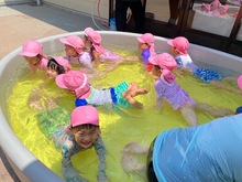 プールの中で手足をのばすこどもたち