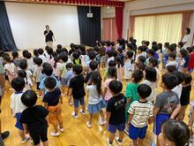 園長先生にお礼をしている写真