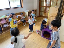 異年齢でダンスをして遊んでいる写真