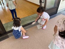 遊んだ場所を掃除している写真