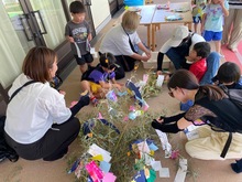 親子で笹飾りを付けている写真