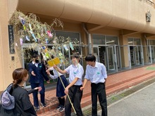 老上中学校に笹を届けた写真