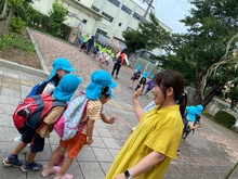 園長先生に挨拶をしている写真