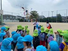 校長先生に笹を渡している写真