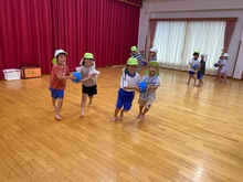 ボールを運んでいる写真