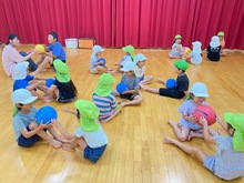 友だちにボールをパスしている写真