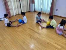 友だちとボールで遊んでいる写真