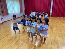 ボールを持って走っている写真