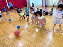 ボールを投げている写真