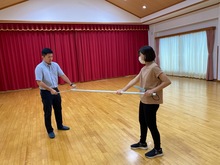 職員が　さすまた　の使い方を教えてもらっている写真