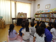 おはなし会に参加している写真