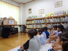 おはなし会に参加している写真