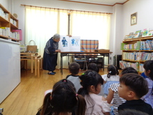 絵本を見ている写真