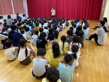 園長先生の話を聞いている写真