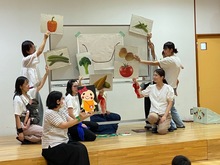 サラダを作って歌っている写真