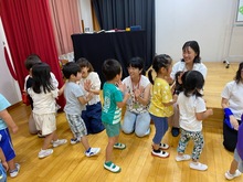 わくわくさんに手を振っている写真