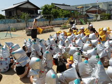 園庭に避難している写真