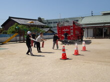 職員が水消火器で訓練をしている写真