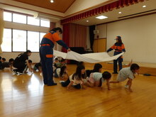 煙から身を守る練習をしている写真