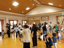 親子でダンスをしている写真