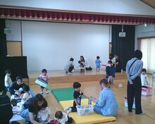 子どもが遊んでいる写真