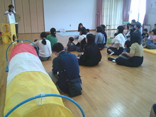 親子で絵本を見ている写真