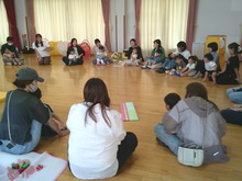 親子で円になって座っている写真